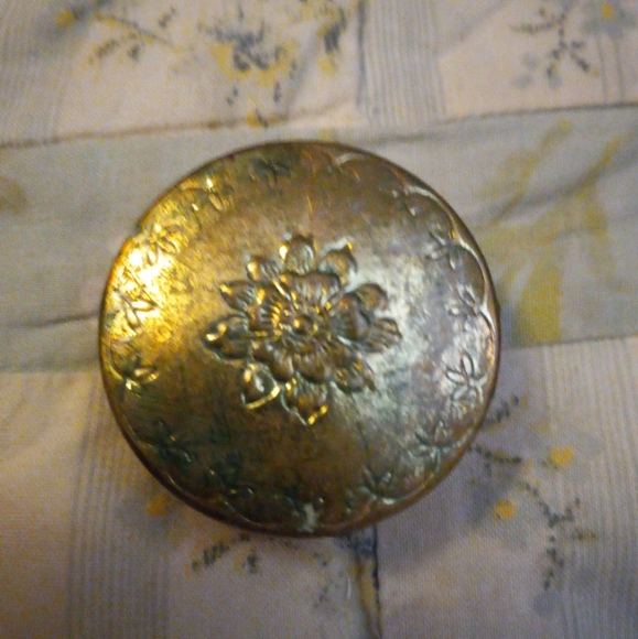 Antique flower design pillbox trinket - Picture 4 of 4